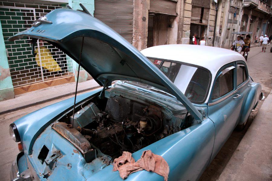 Vintage+car+with+an+open+hood.+Havana+%28La+Habana%29%2C+Cuba