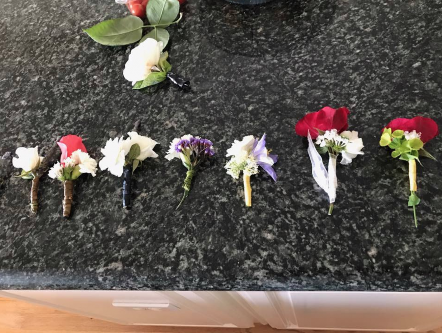 Two+seniors+make+homemade+boutonnieres+for+prom