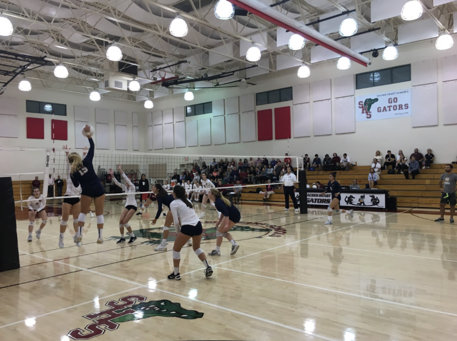 Girls+volleyball+defeats+Sacred+Heart+in+thriller