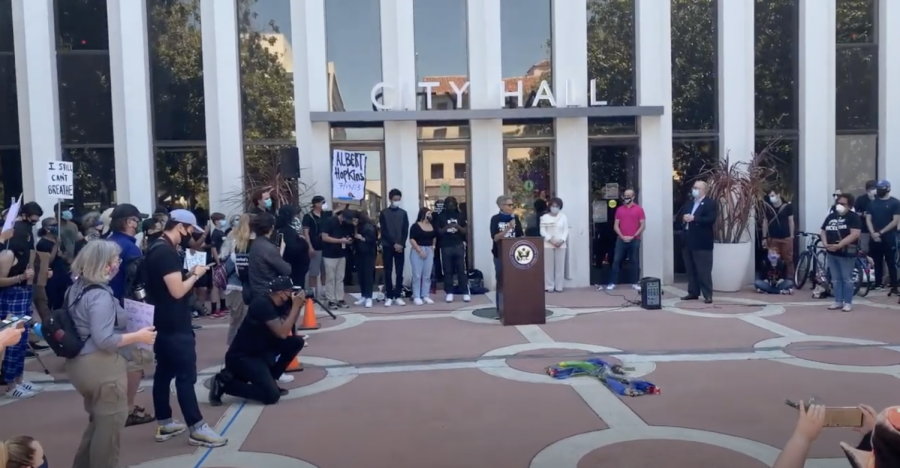 Former CA judge LaDoris Cordell addresses protesters outside the Palo Alto City Hall. Staff photo: Laura Artandi.