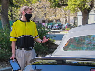 A member of the campus security team talks to a driver in the Menlo parking lot. Staff photo: Sadie Stinson.