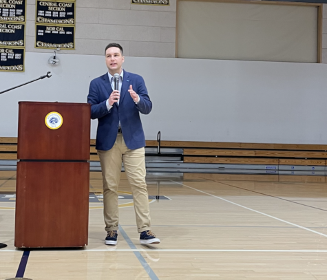 While speaking at the assembly, Trondsen accompanied his presentation with images demonstrating how his mental health affected his physical health. Staff photo: Andrea Li