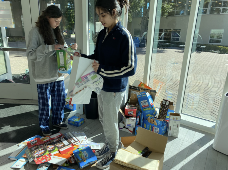 Sophomores Liliana Dhaliwal (right) and Amelie Giomi (left) pack snacks at the snack bag making opportunity on Thursday for LiveMoves. The snack bags are delivered to LifeMoves where they distribute them to homeless people. Staff photo: Andrew Levitt