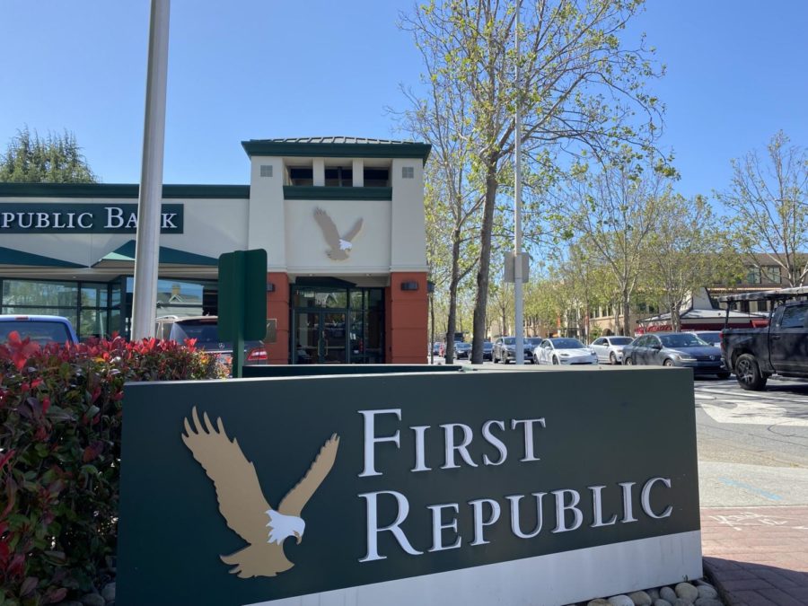 A branch of First Republic Bank sits on the corner of Oak Grove Ave. and El Camino Real in Menlo Park. Staff photo: Geoffrey Franc