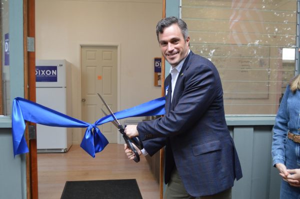 Dixon cuts the ribbon at the grand opening of his campaign headquarters in Palo Alto.