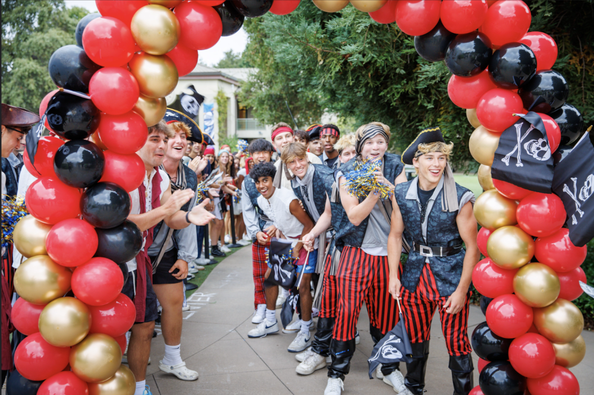 Seniors welcome students onto campus during the first day of school. Photo courtesy of Tom Chen on Menlo Flickr