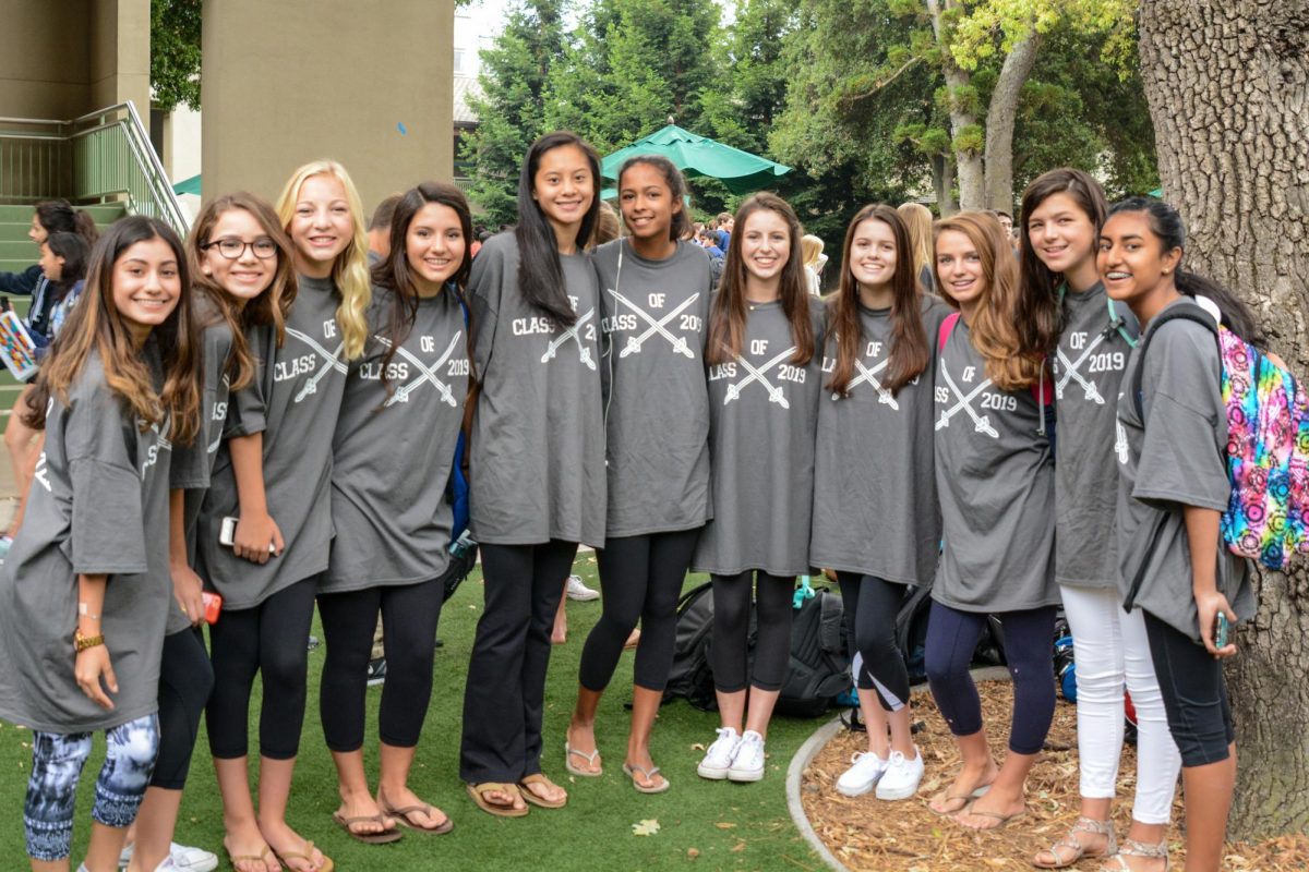 The class of 2019 wear oversized shirts designed by the seniors for the first day of classes. Photo courtesy of Janice Dong on Menlo Flickr.