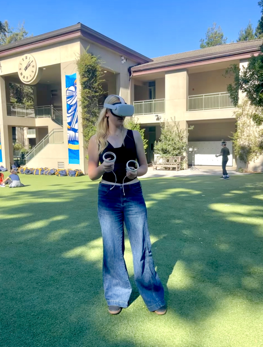 Senior Caroline Herndon explores Frida
Kahlo’s Casa Azul in VR during Spanish class.